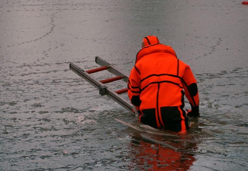 Feuerwehr und Polizei warnen vor dem Betreten von Eisfl&auml;chen
